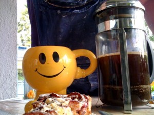 Zwetschgenkuchen und Smiley-Becher-Kaffee
