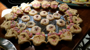 Mädchenkekse, pinkfarbener Rock, Nuss im Arm, Marzipanhaare - Weihnachtsguetsele zum selbst essen und verschenken