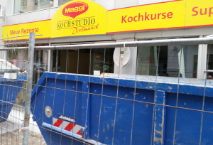 Kochkurse? Also Kochkurse gab es mal im  Maggi-Kochstudio in Dortmund, Westfalen, Maggi-Fertiggericht-Kochkurse... 