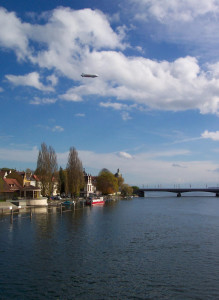 Zeppelin über der Rheinbrücke Konstanz