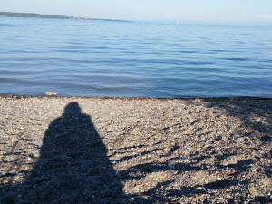 Die Schatten aller Menschen sind gleich, sie sind dunkel im Sonnenlicht. - See Konstanz