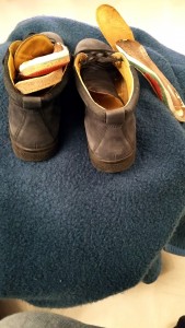 Sommereinlagen, also keine ganz Sohle, links für die zu großen Schuhe mit Originalsohle ergänzt, rechts nur mit dünner Ledersohle