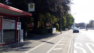 Stadt Konstanz verlegt zwei Bushaltestellen um 100 Meter Weg zur Sporthalle zu sparen. 