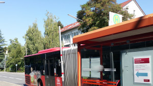 Stadt Konstanz verlegt Bushaltestelle um 100 Meter Weg zur Sporthalle zu sparen. 