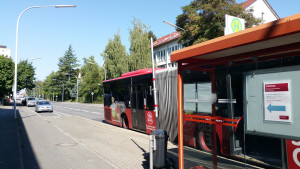 Stadt Konstanz verlegt Bushaltestelle um 100 Meter Weg zur Sporthalle zu sparen. 