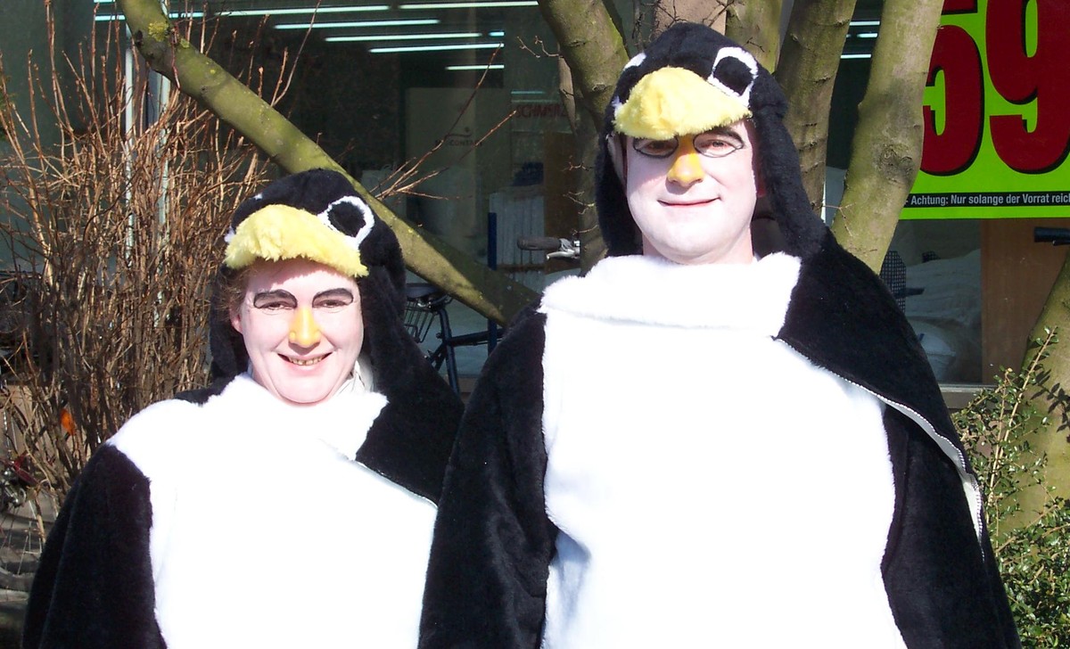 zwei Tuxe fasnet Pinguin aus Plüsch