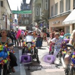 Motorradfrauen in der Fußgängerzone - CSD am See