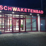 Schwaketenbad Konstanz beleuchteter Eingang