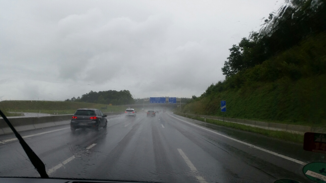 Regen auf der Autobahn Urlaubsstart