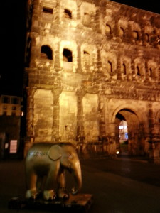 Elefant, nachts, vor der Porta Nigra in Trier, bei der Elefantenparade Trier-Luxemburg