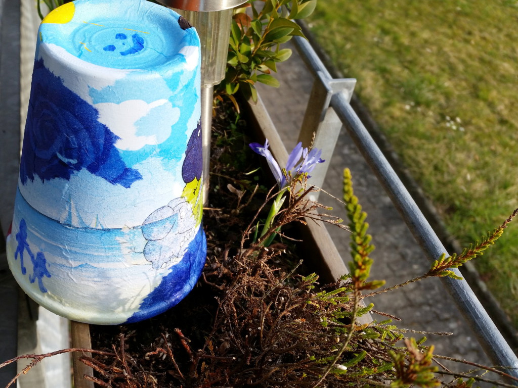 Basteln dieses Mal für den Friedhof - Serviettentechnik mit bemalen auf einem Blumentopf kombiniert