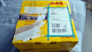 DHL-Paket mit Zusatzhinweis Chefin zur Adresse