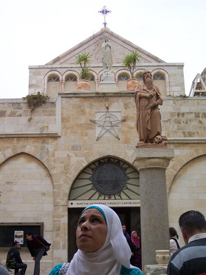 Frau mit Kopftuch, Innenhof Bethlehem