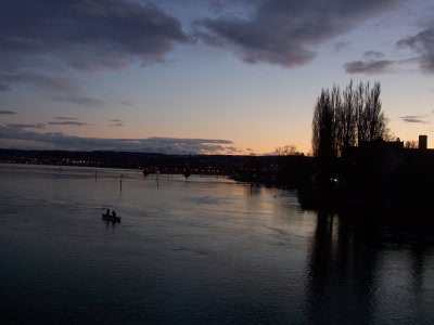 Dämmerung auf der Rheinbrücke in Konstanz