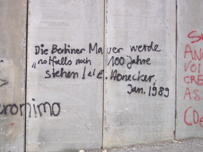 Die Berliner Mauer werde notfalls noch 100 Jahre stehen Graffiti